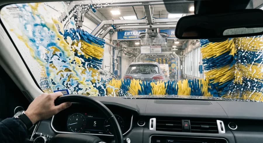 Auto pasando por un lavadero automático